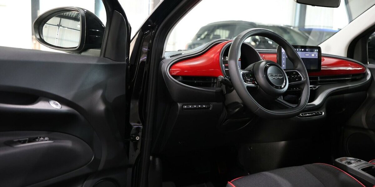 Fiat 500e RED BLACK / 98,8% / VIRTUAL / APPLE+KAMERA 9.000 km 19.700 &euro; Hamm 59077