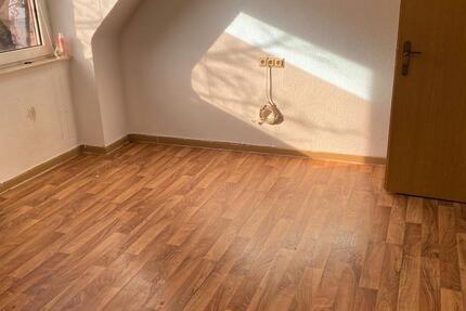 Helle 2.5 Zimmer 60m² Dachgeschosswohnung in Stadtmitte zimmer