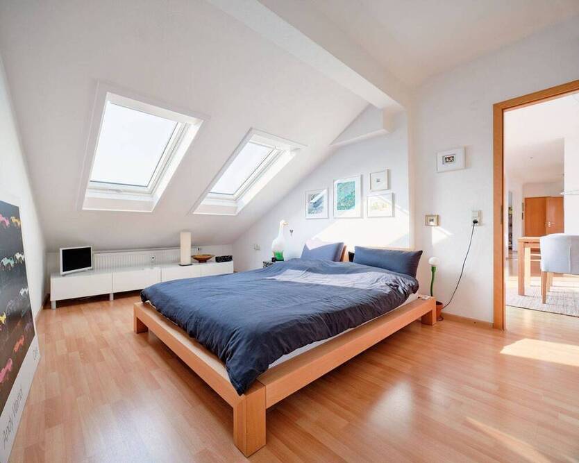 Über den Dächern der Stadt: Außergewöhnliche DG-Wohnung mit Terrasse und Blick über Stuttgart
