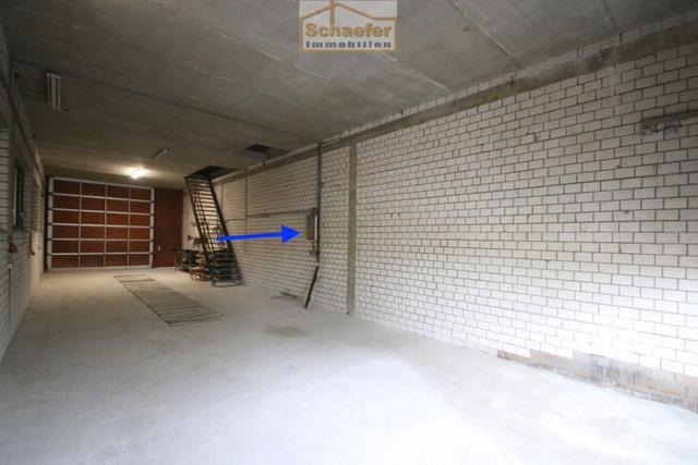 Halle mit Grube und überdachtem Bereich als Lager zu vermieten zimmer