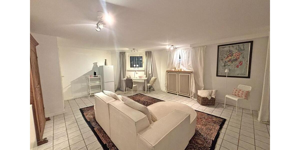 Erstbezug: Frisch renoviertes, voll möbliertes Souterrain-Apartment [Z-04511] 1 zimmer