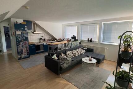 Vermiete schöne helle Dachgeschosswohnung Zentral gelegen 3 zimmer