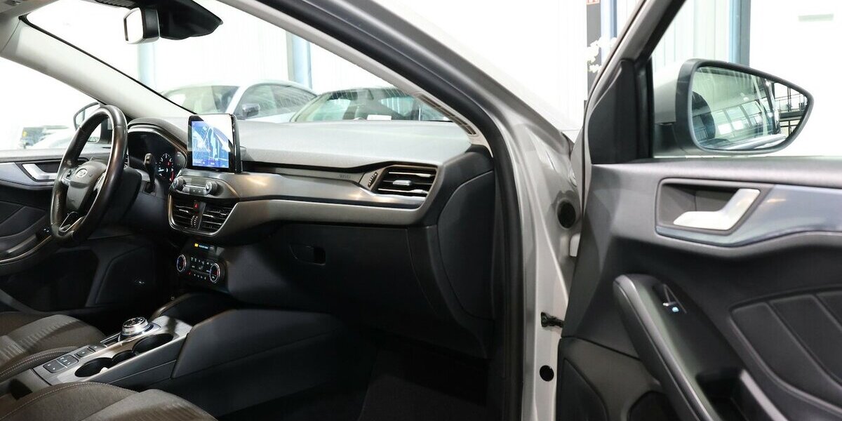 Ford Focus TUNIER 1.5 EB ACTIVE CROSS OVER / LED / 117.000 km 13.991 &euro; Hamm 59077
