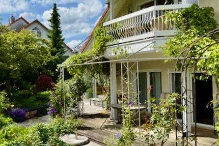 Modern trifft Gemütlichkeit, großzügiges Zweifamilienhaus mit tollem Wintergarten für Jung und Alt!