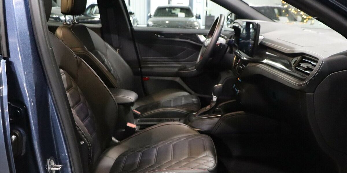 Ford Focus EB HYBRID ST-LINE SPORT VIGNALE MATRIX-LED 34.000 km 22.222 &euro; Hamm 59077