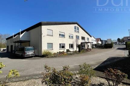 Repräsentatives Gewerbeobjekt mit Wohneinheit, Büros, Halle und Garagen, 3486 m² Grundst. 1 zimmer