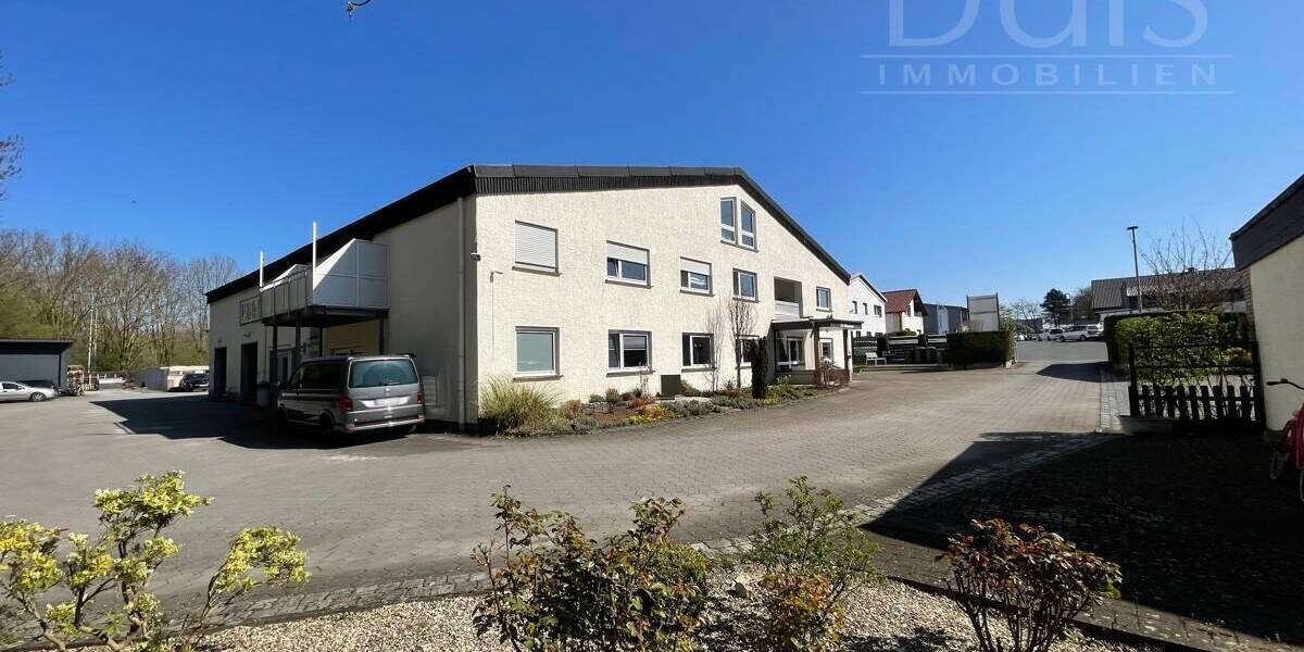 Repräsentatives Gewerbeobjekt mit Wohneinheit, Büros, Halle und Garagen, 3486 m² Grundst. 1 zimmer