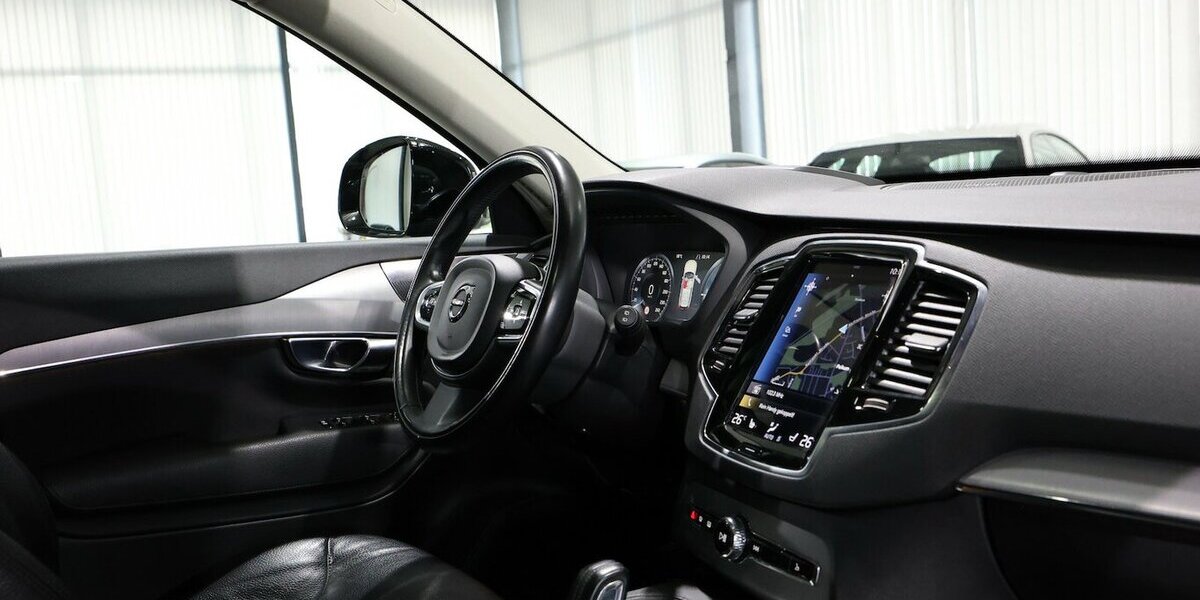 Volvo XC90 T8 P-HEV AWD EXPRESSION R-DESIGN / 7-SITZER 143.000 km 36.777 &euro; Hamm 59077