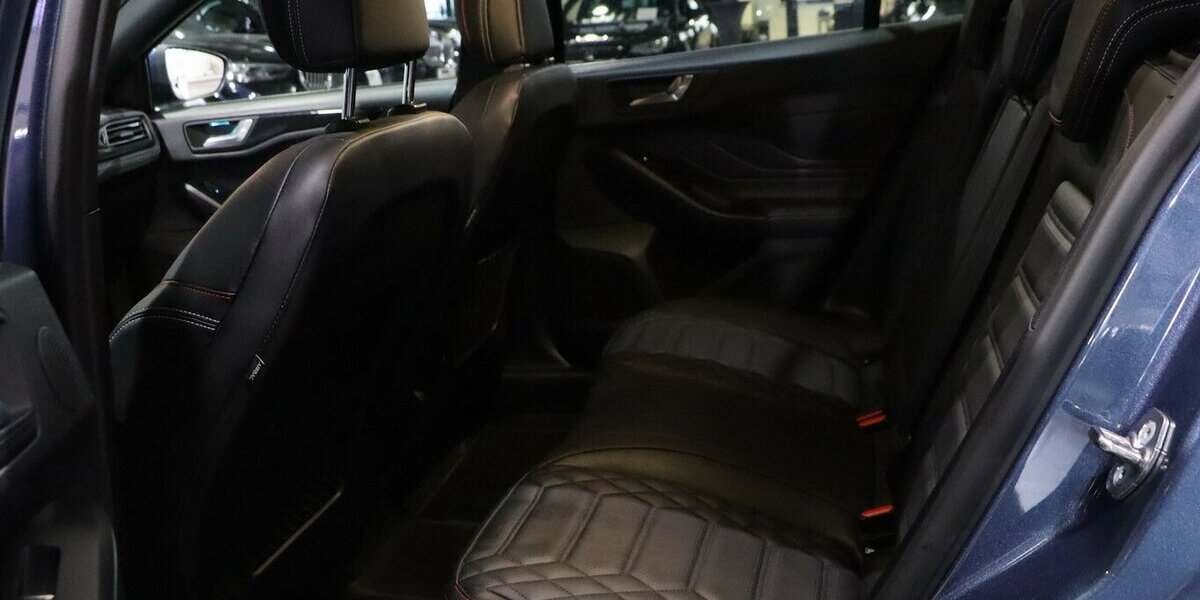 Ford Focus EB HYBRID ST-LINE SPORT VIGNALE MATRIX-LED 34.000 km 22.222 &euro; Hamm 59077