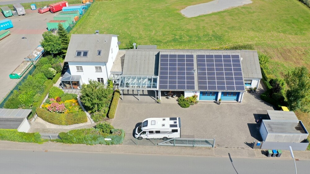 Großzügiges Wohnen und Arbeiten vereint Einfamilienwohnhaus mit Gewerbeeinheit! 10 zimmer