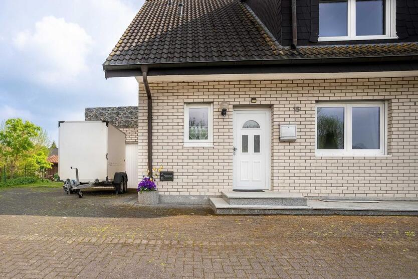 Moderne DHH 220 m² in Soest, Grundstück 456 m², 4 PKW Stellplätze