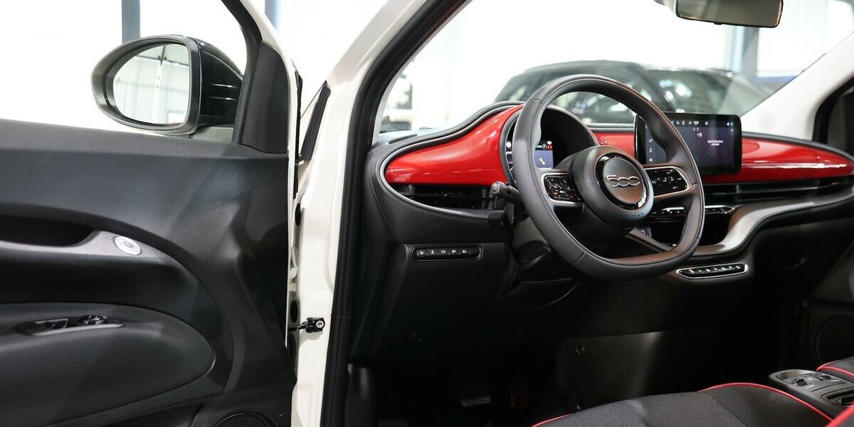 Fiat 500e RED WHITE / 98,6% / VIRTUAL / APPLE+KAMERA 6.000 km 19.700 &euro; Hamm 59077