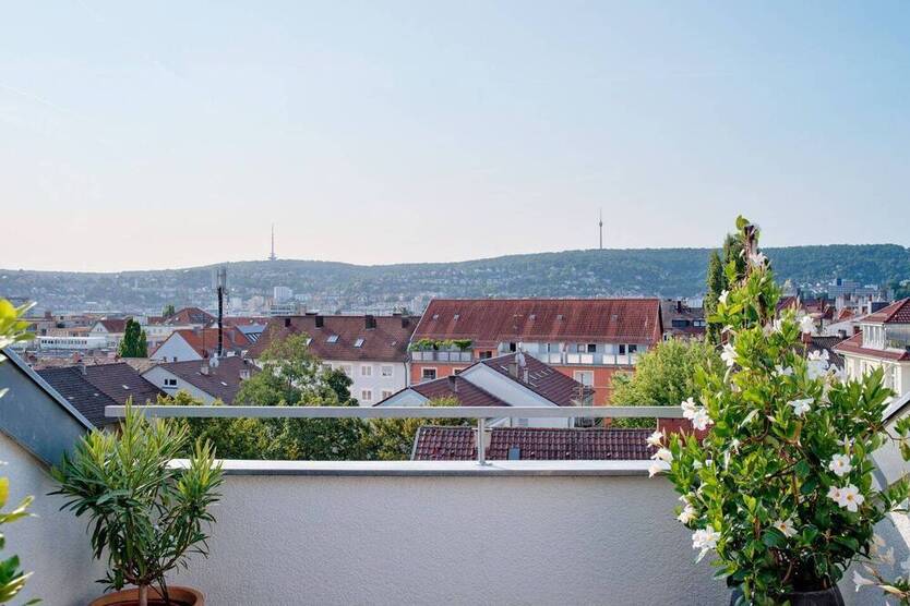 Über den Dächern der Stadt: Außergewöhnliche DG-Wohnung mit Terrasse und Blick über Stuttgart