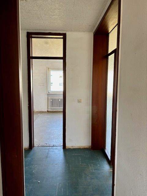 Sanierungsbedürftige 3 Zimmer mit West-Loggia und Stellplatz 3 zimmer