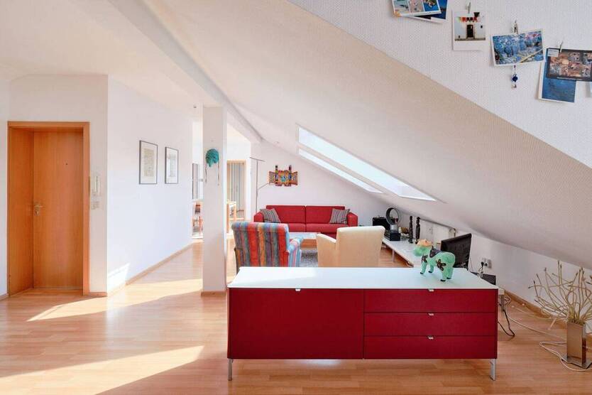 Über den Dächern der Stadt: Außergewöhnliche DG-Wohnung mit Terrasse und Blick über Stuttgart