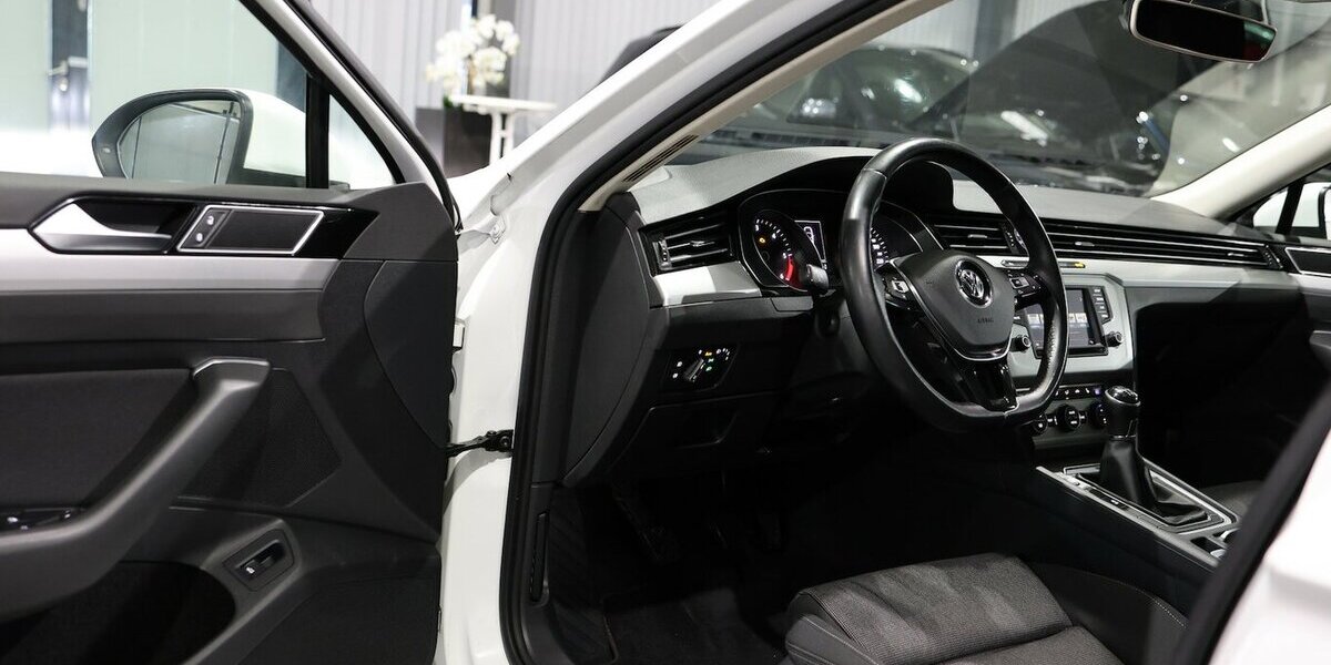VW Passat 1.6 TDI Comfortline WHITE / MASSAGE+SHZ 176.000 km 9.999 &euro; Hamm 59077
