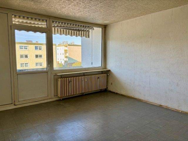 Sanierungsbedürftige 3 Zimmer mit West-Loggia und Stellplatz 3 zimmer