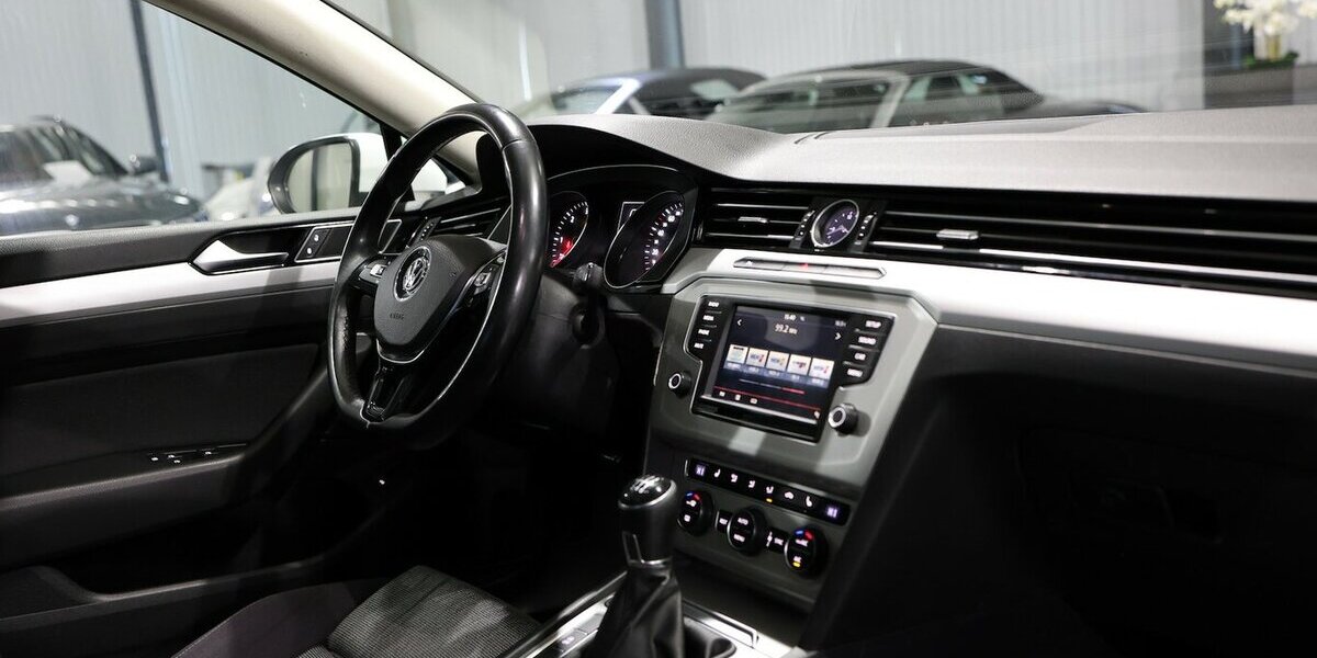 VW Passat 1.6 TDI Comfortline WHITE / MASSAGE+SHZ 176.000 km 9.999 &euro; Hamm 59077