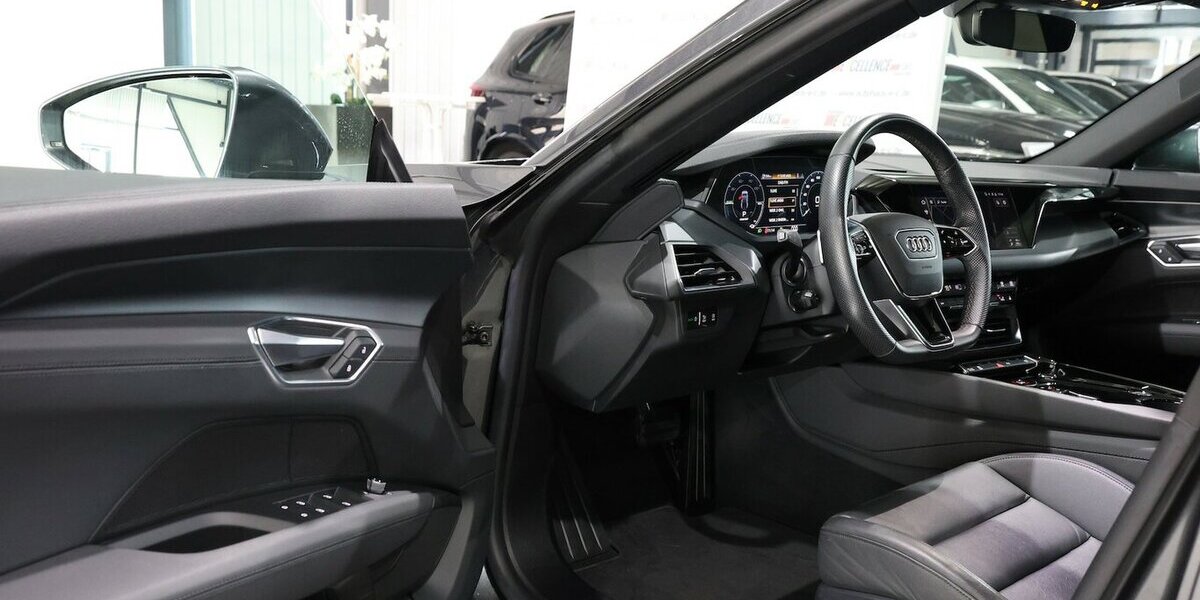 Audi e-tron GT QUATTRO / DAYTONA + BLACK / PANORAMA / 29.000 km 48.777 &euro; Hamm 59077