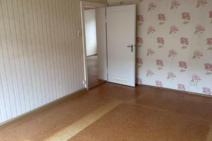 4-Zimmer-Wohnung mit Balkon und Garage, unrenoviert