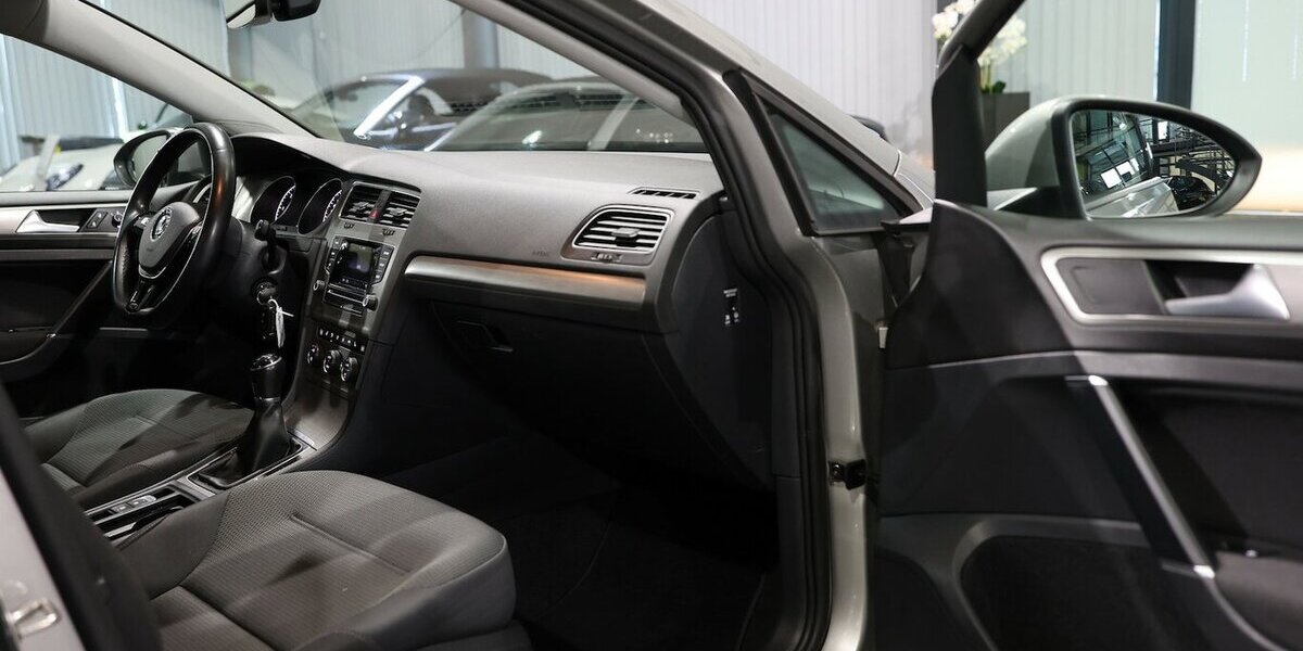 VW Golf VII 1.6 TDI Comfortline COMPOSITION-COLOUR 143.000 km 10.555 &euro; Hamm 59077