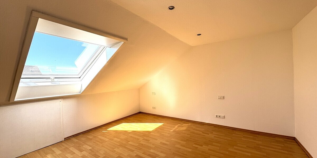 Helle 2-Zimmer-Wohnung im Dachgeschoss eines gepflegten Dreifamilienhauses! 2 zimmer