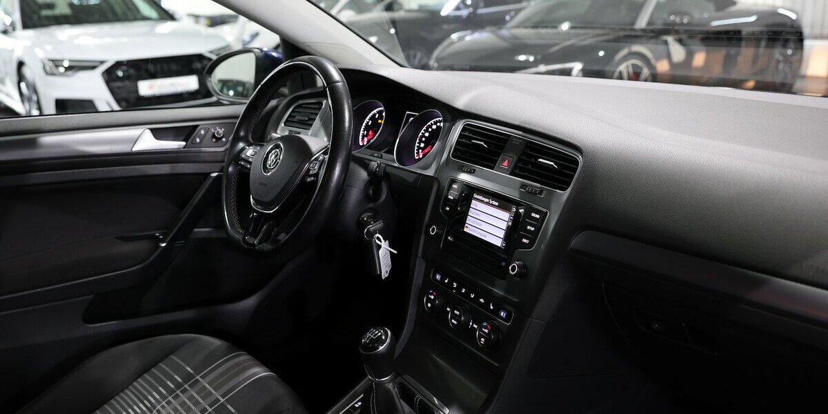 VW Golf VII 1.2 TSI LOUNGE 3-TÜRER / ERST 55.000-KM 55.000 km 10.555 &euro; Hamm 59077
