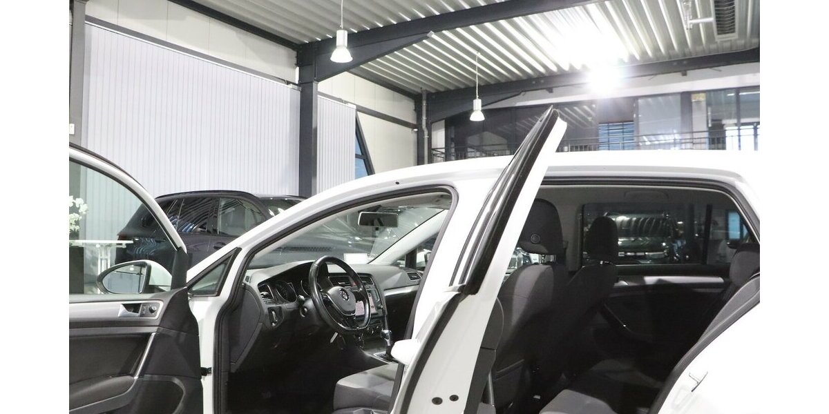 VW Golf E-GOLF VII DSG WHITE / LED / NAVI-DP+APPLE 52.000 km 12.577 &euro; Hamm 59077