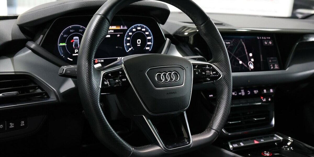 Audi e-tron GT QUATTRO / DAYTONA + BLACK / PANORAMA / 29.000 km 48.777 &euro; Hamm 59077