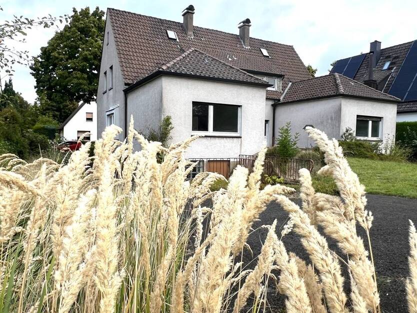 Sanierungsbedürftige Doppelhaushälfte auf großem Grundstück in Dortmund-Brackel 5 zimmer