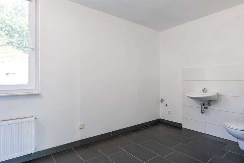 Neuwertiges Mehrfamilienhaus in Hamm-Heessen: 3 Einheiten, Gewerbefläche & privater Garten 9 zimmer
