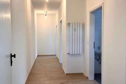 Schöne 2,5-Zimmer-Wohnung in frisch saniertem Mehrfamilienhaus in zentraler Lage in HammHerringen