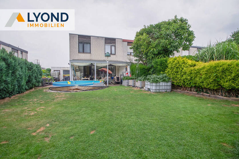 Viel Raum für Ihre Ideen: Reiheneckhaus mit Entwicklungspotenzial, Garten und Pool in Holzwickede. 4 zimmer