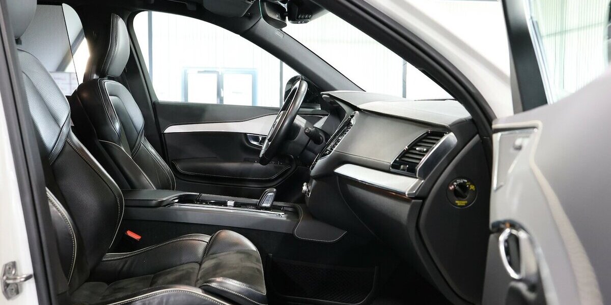 Volvo XC90 RECHARGE P-HEV AWD R-DESIGN SPORT 7-SITZER 137.000 km 36.991 &euro; Hamm 59077