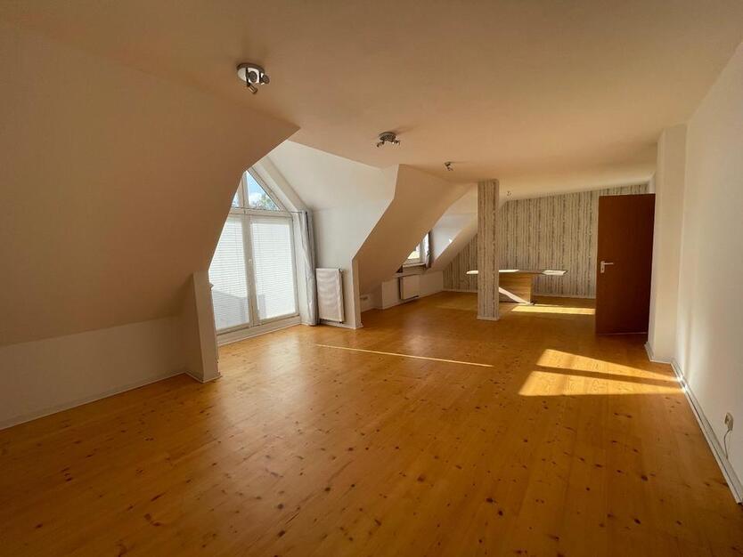 2 Zimmer - Dachgeschoßwohnung mit Balkon