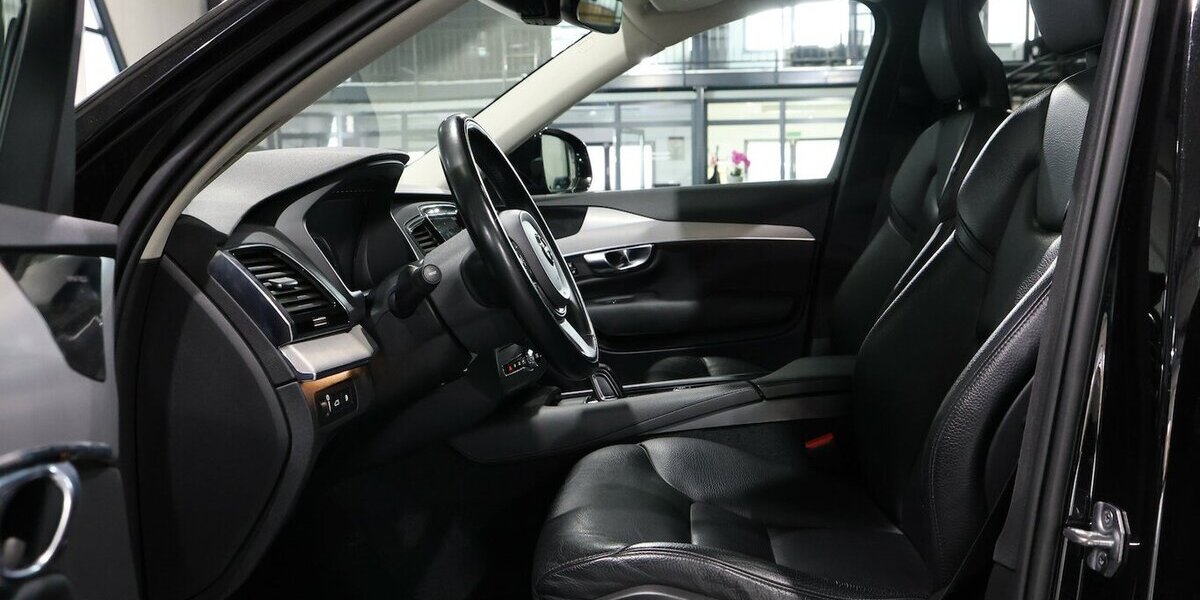 Volvo XC90 T8 P-HEV AWD EXPRESSION R-DESIGN / 7-SITZER 143.000 km 36.777 &euro; Hamm 59077