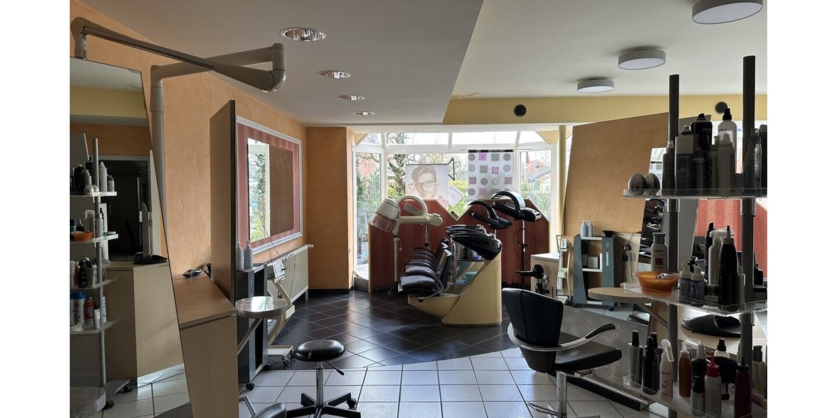 WuG-Haus mit etabliertem Friseursalon und bezugsfreier Wohneinheit zentral in Vorhelm! - Einfamilienhaus Ahlen Hilgenfeld | Angebot:26925938