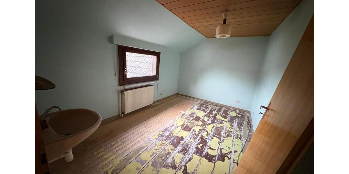 Reihenmittelhaus sanierungsbedürftig gut f. HandwerkerInvestoren 3.5 zimmer