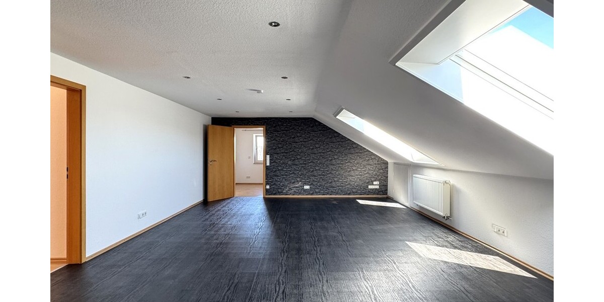 Helle 2-Zimmer-Wohnung im Dachgeschoss eines gepflegten Dreifamilienhauses! 2 zimmer