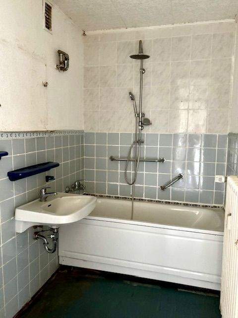 Sanierungsbedürftige 3 Zimmer mit West-Loggia und Stellplatz 3 zimmer