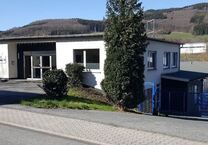 Große Gewerbehalle mit Büro und Kfz-Stellplätzen in Plettenberg