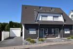 Moderne, junge Doppelhaushälfte mit Garage in naturnaher Lage