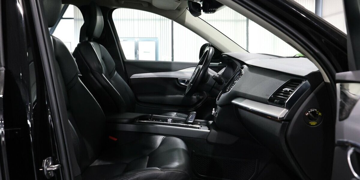 Volvo XC90 T8 P-HEV AWD EXPRESSION R-DESIGN / 7-SITZER 143.000 km 36.777 &euro; Hamm 59077