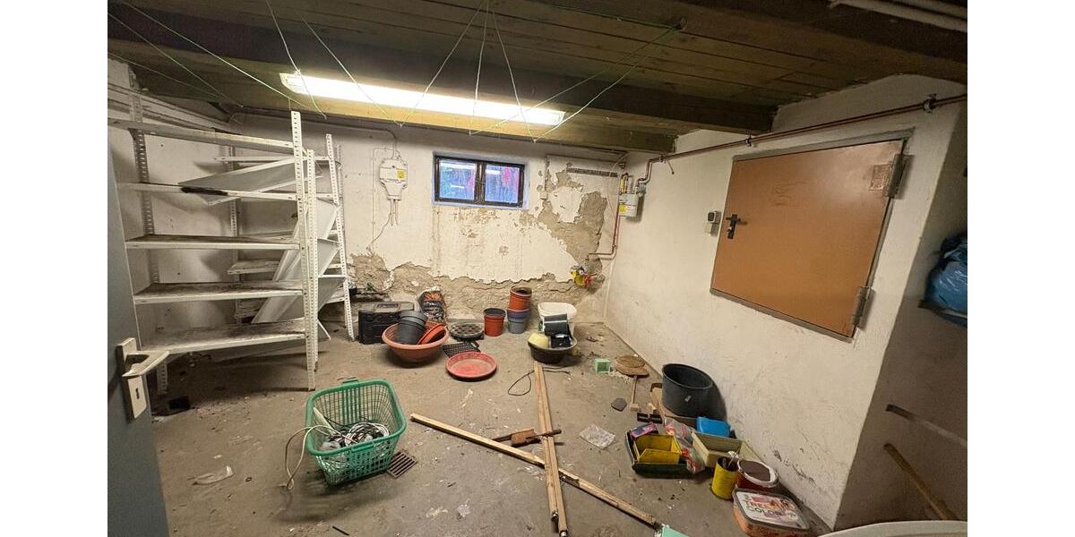 Reihenmittelhaus sanierungsbedürftig gut f. HandwerkerInvestoren 3.5 zimmer