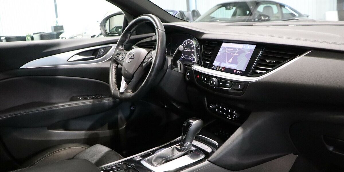 Opel Insignia 2.0 ST 4x4 OPC-LINE GSI WHITE / VC+HUD 140.000 km 18.888 &euro; Hamm 59077