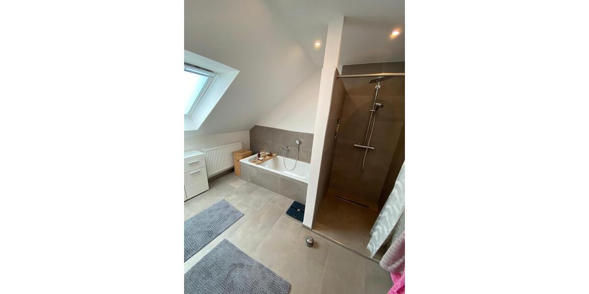 Attraktives Zweifamilienhaus in ruhiger Lage 8 zimmer