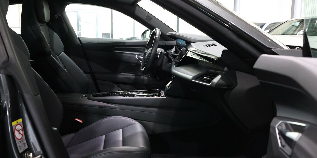 Audi e-tron GT QUATTRO / DAYTONA + BLACK / PANORAMA / 29.000 km 48.777 &euro; Hamm 59077
