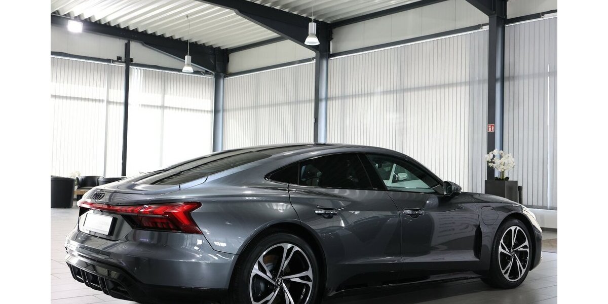 Audi e-tron GT QUATTRO / DAYTONA + BLACK / PANORAMA / 29.000 km 48.777 &euro; Hamm 59077