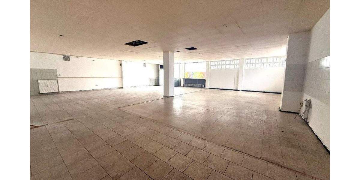Ebenerdige Laden- Lagerfläche mit PKW-Stellplätzen und Schaufenster 2 zimmer