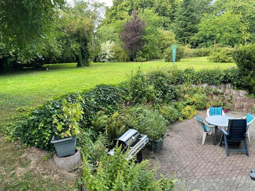 Zentrumsnahe ETW mit grünem Ausblick, Stellplatz, Terrasse